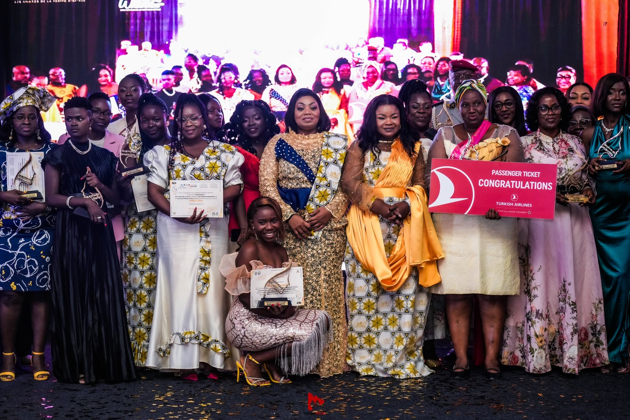 Les lauréates réunies sur scène avec leurs trophées lors des DIGIeWOMEN Awards